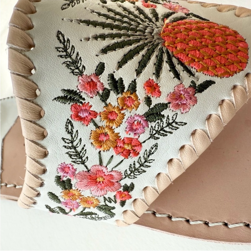New! JACK ROGERS LIMITED EDITION
PINEAPPLE FLORAL THONG SANDALS - Picture 14 of 16